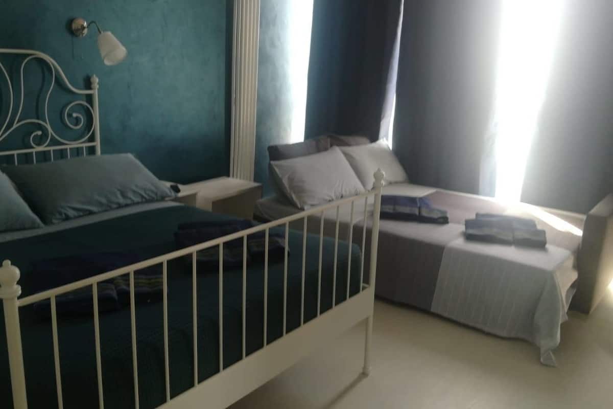 Luxury-Vierbettzimmer | Schreibtisch, kostenlose Babybetten, kostenloses WLAN, Bettwäsche