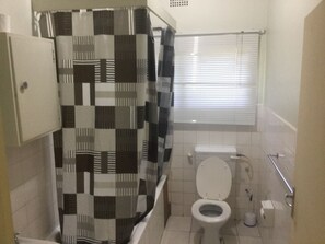 Chuveiro, toalhas de banho