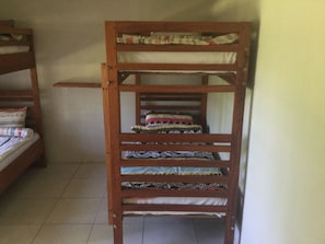Dormitório compartilhado | Cofres nos quartos, roupa de cama