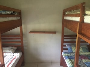 Dormitório compartilhado | Cofres nos quartos, roupa de cama