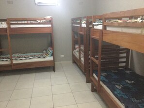 Dormitório compartilhado | Cofres nos quartos, roupa de cama