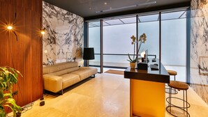 Una sala de estar moderna con un sofá, una mesa de centro y un ventanal con vistas.