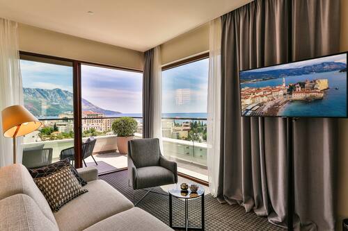 Deluxe Apartment, 1 King Bed with Sofa bed, Non Smoking, Sea View | 1 bedroom, minibar, in-room safe, desk