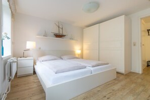 Apartment (Hugo Eckener) | Bathroom | Shower, hair dryer, towels, soap - Hugo Eckener (Flensburg)