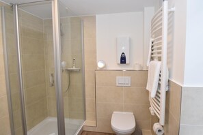 Apartment (Hugo Eckener) | Bathroom | Shower, hair dryer, towels, soap - Hugo Eckener (Flensburg)