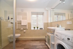 Apartment (Hugo Eckener) | Bathroom | Shower, hair dryer, towels, soap - Hugo Eckener (Flensburg)