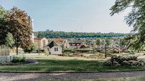 Zona residencial con casas, un parque y una vía ferroviaria.