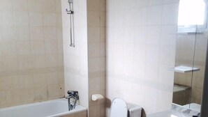 Apartment, 2 Bedrooms, Garden View | Bilik Mandi