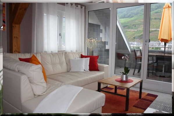 Apartment, 2 Bedrooms, 2 Bathrooms | Living room | 120-cm flat-screen TV with cable channels, plasma TV - Ferienwohnungen Cella (Zell (Mosel))