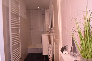 아파트 (Kalle) | 욕실 | 샤워 시설, 헤어드라이어, 타월, 화장지