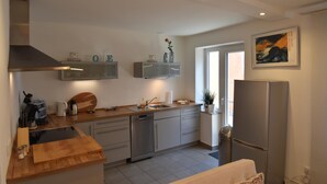 Apartment (Kalle) | Private kitchen | Coffee/tea maker, full-sized fridge, microwave, oven - Kalle (Flensburg)