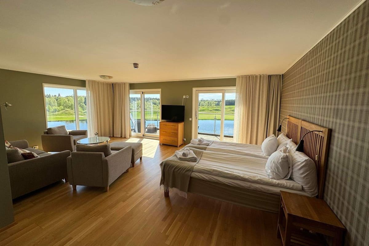 Suite junior, baño privado | 2 habitaciones, cortinas blackout, wifi gratis y ropa de cama