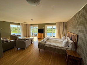 小型套房, 私人浴室 | 遮光窗帘、免费 WiFi、床单