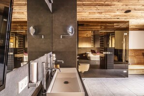 Een douche, een haardroger, handdoeken