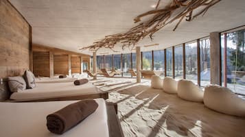 Couples treatment rooms, sauna, hot tub, steam room, body treatments