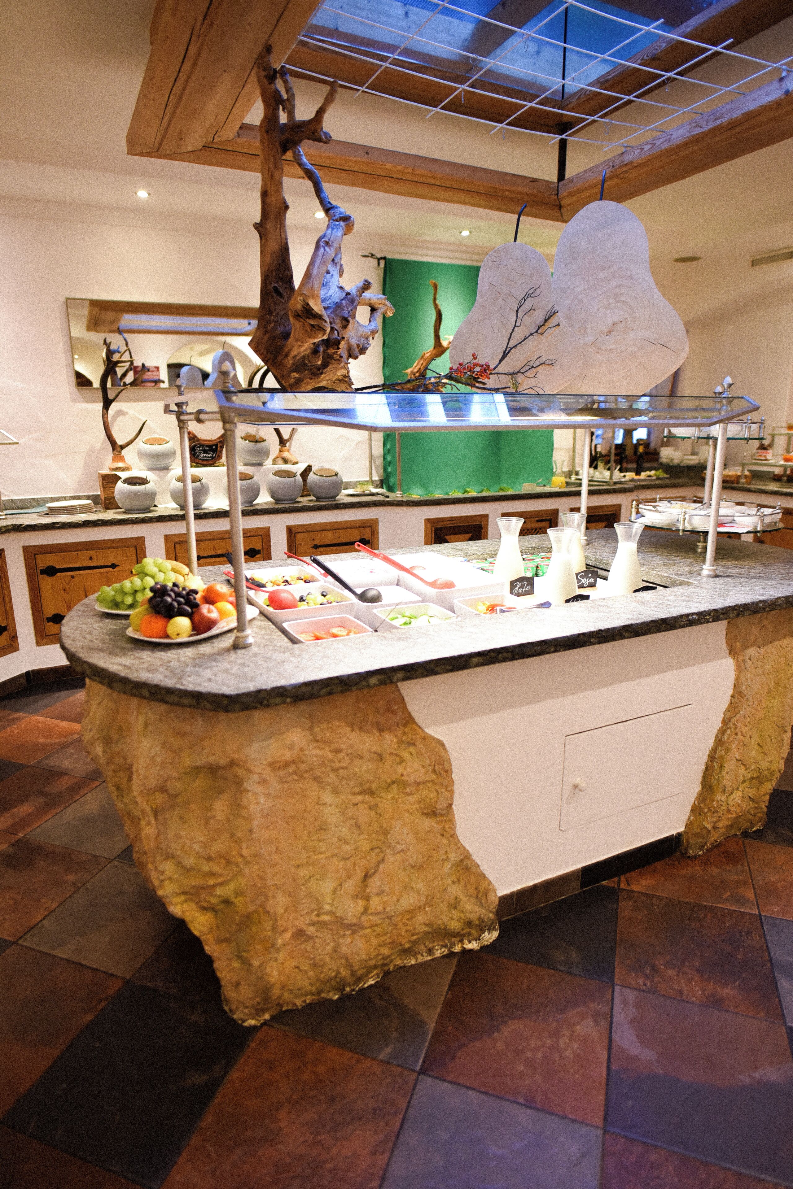 Ein Buffet mit verschiedenen Speisen und einer dekorativen Baumskulptur.