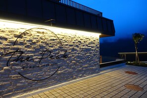 A stone wall with a sign that reads 'The Peak' and 'die alpine art zu leben'. - Hunting Chalet - The Peak Sölden (Sölden)