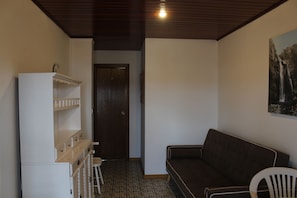 Gemeinsamer Schlafsaal, Gemischter Schlafsaal, Gemeinschaftsbad (1 bed in a 4-Bed Dormitory Room) | Wohnzimmer | Flachbildfernseher