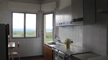 Dormitório compartilhado, em dormitório misto (1 bed in a 4-Bed Dormitory Room) | Cozinha compartilhada | Refrigerador em uma área comum, micro-ondas em uma área comum