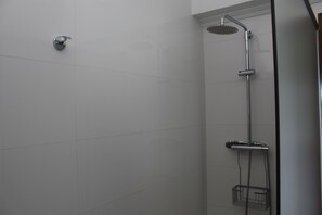 Shared Dormitory, Mixed Dorm, Shared Bathroom (1 bed in a 3-Bed Dormitory Room) | Bathroom | Combined shower/bathtub, free toiletries, hair dryer, towels - Albergue Turistico Silleda - Hostel (Silleda)