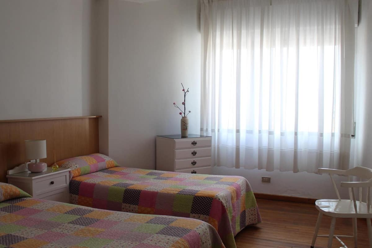 Tabla de planchar con plancha, wifi gratis y ropa de cama