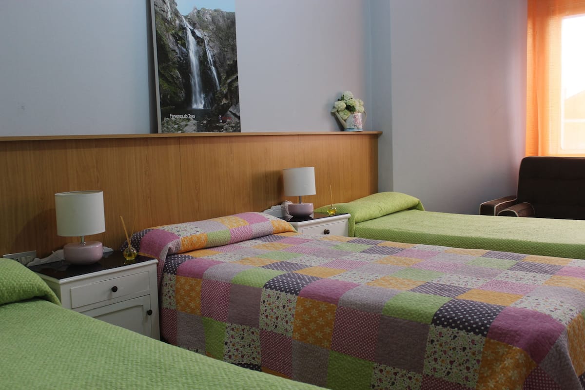 Tabla de planchar con plancha, wifi gratis y ropa de cama