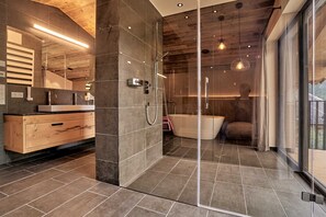 Dusche, Regendusche, Haartrockner, Hausschuhe