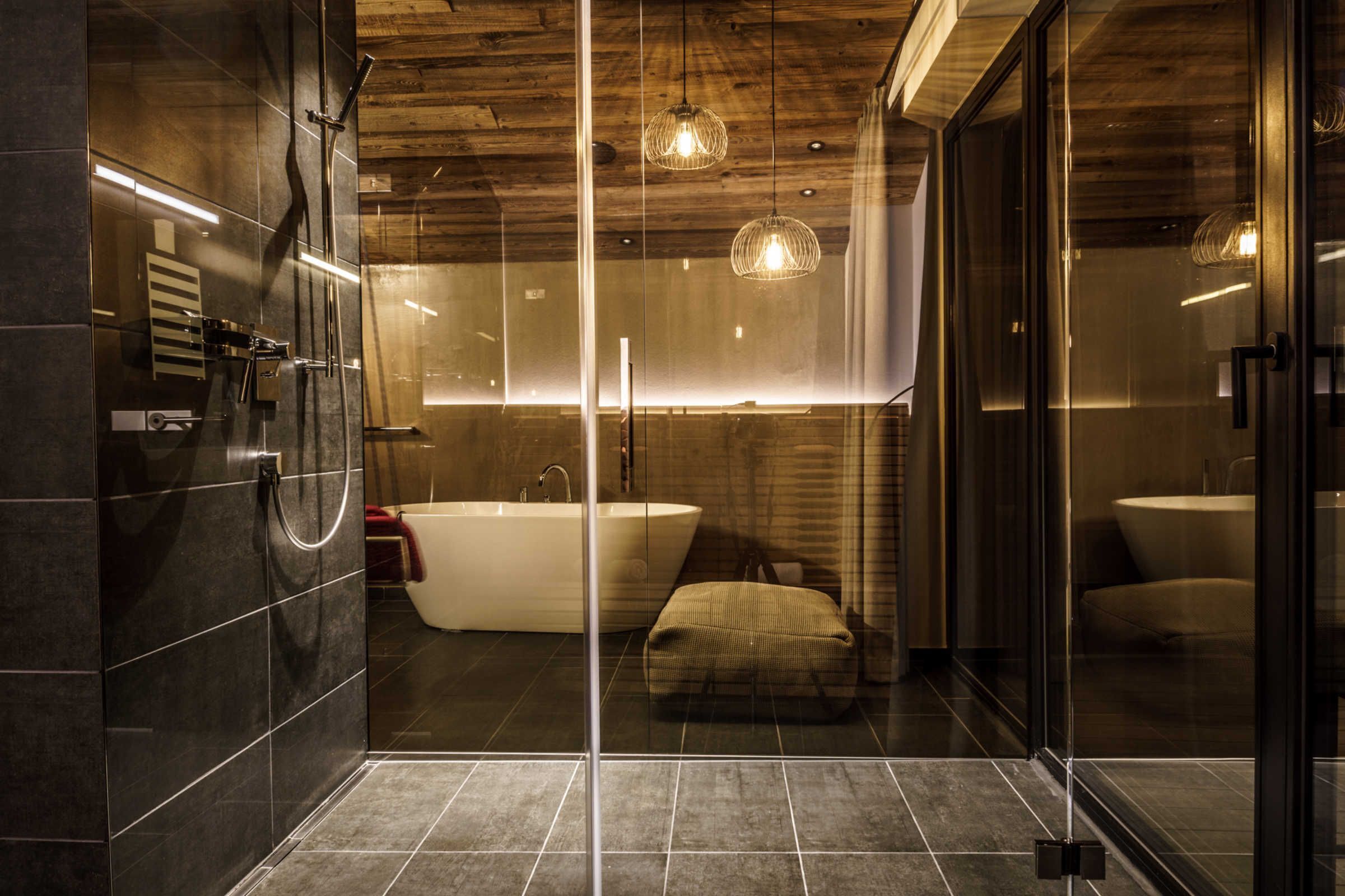 Chuveiro, chuveiro com efeito de chuva, secador de cabelo, chinelos