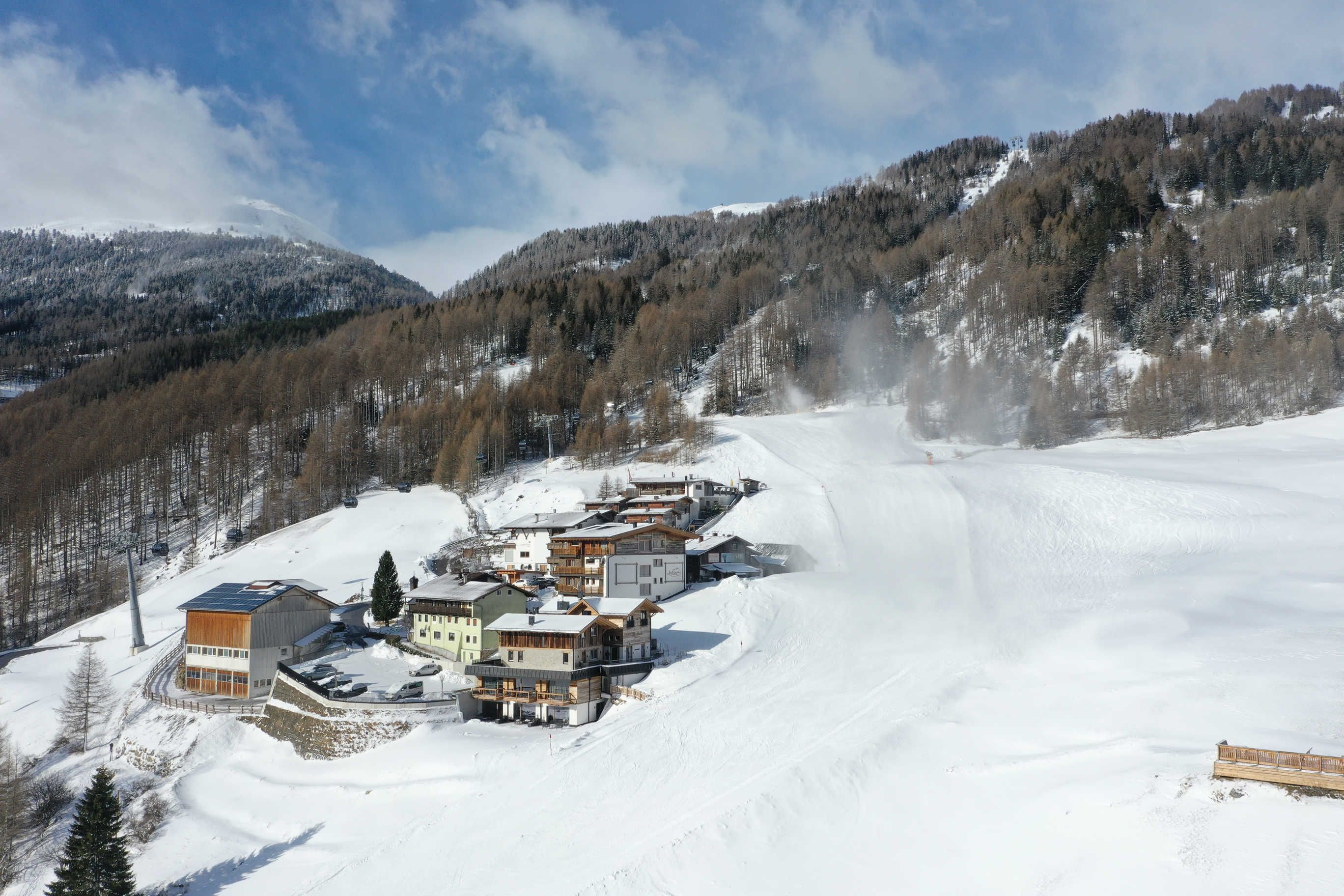 Montanha coberta de neve com estação de esqui e edifícios.