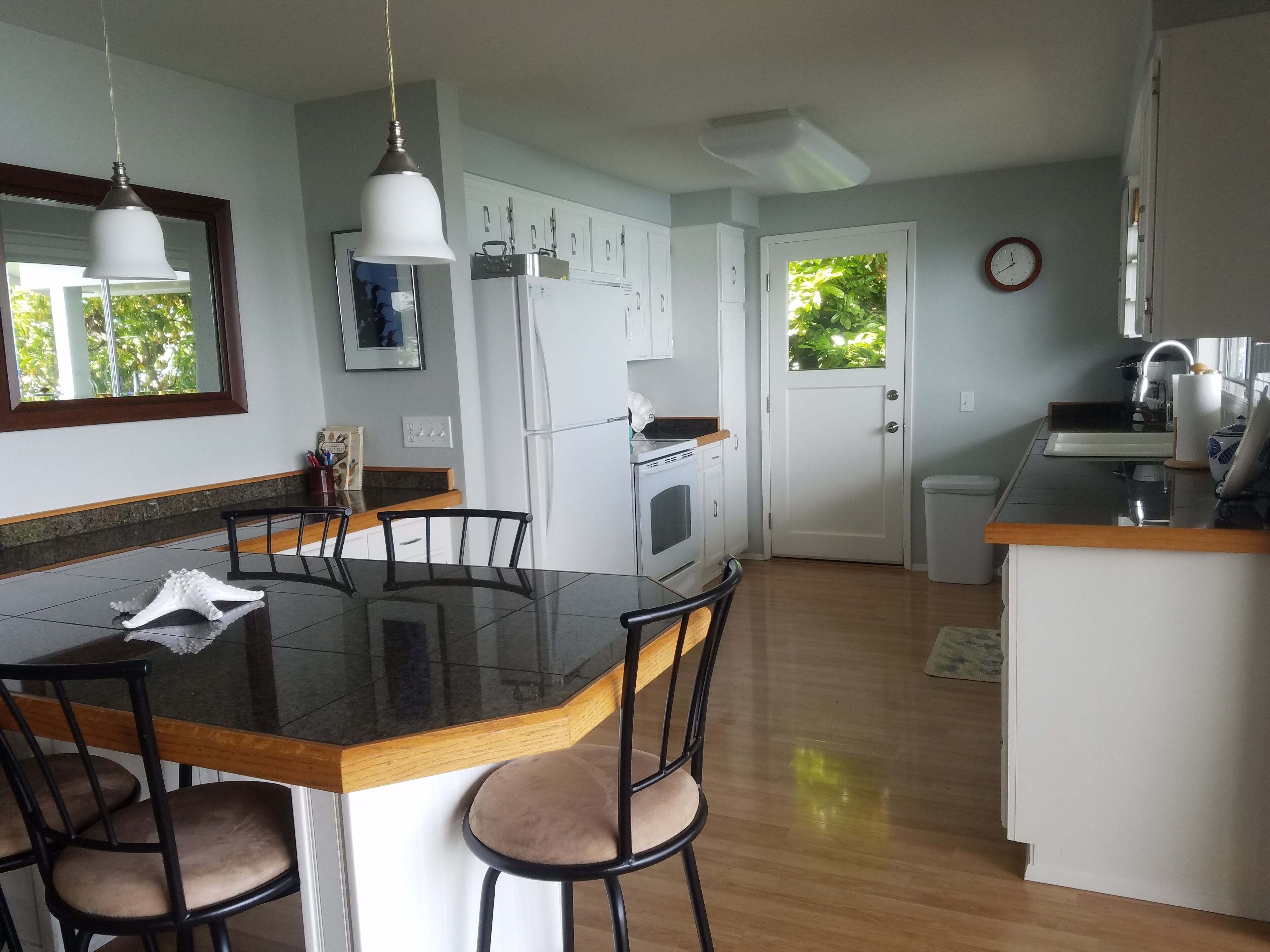 Bakerview Beach House-BEAUTIFUL OCEAN FRONT LIVING!