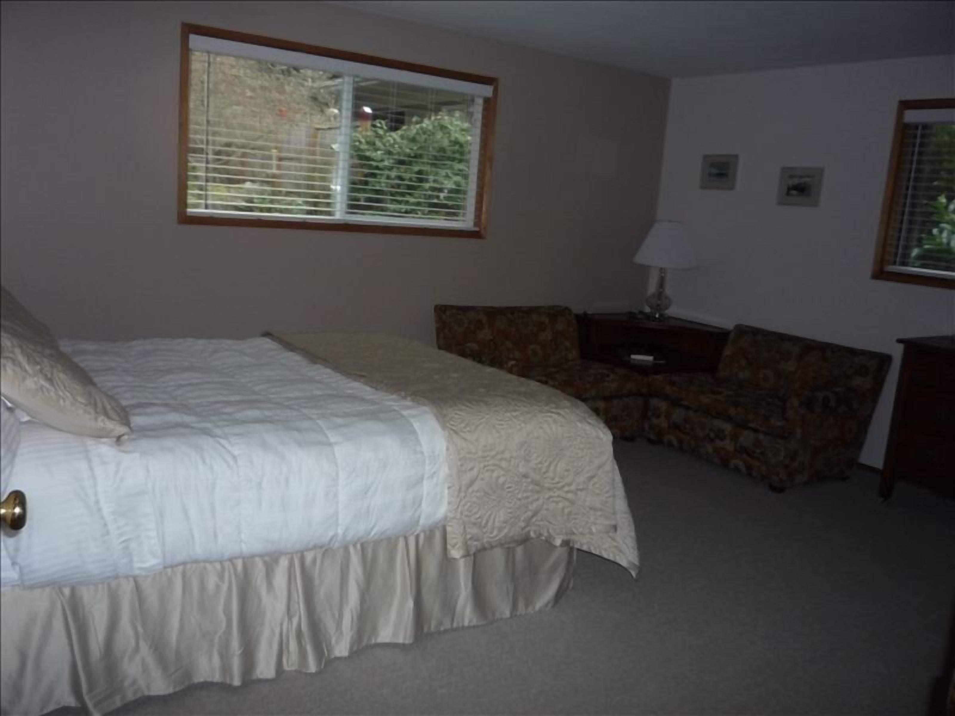 Bakerview Beach House-BEAUTIFUL OCEAN FRONT LIVING!