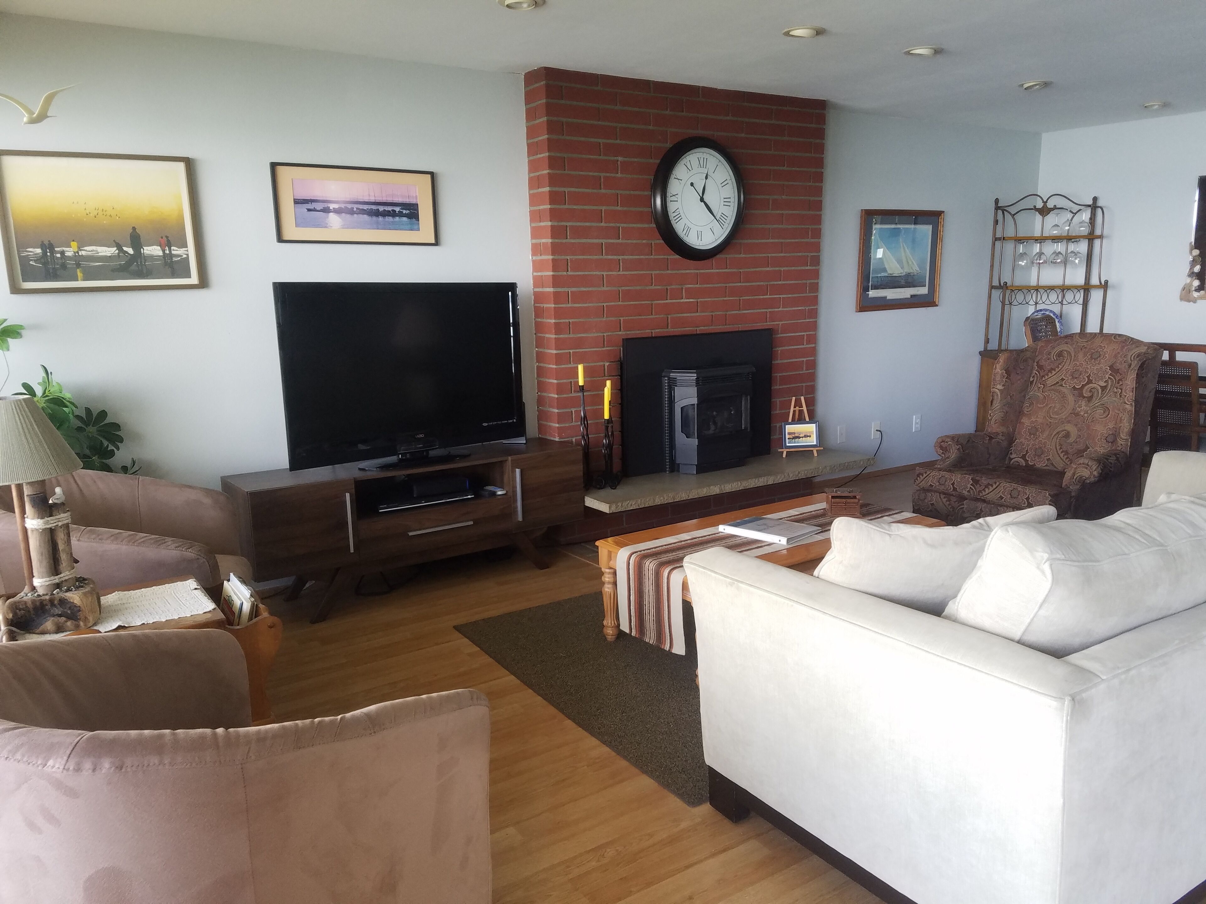 Bakerview Beach House-BEAUTIFUL OCEAN FRONT LIVING!