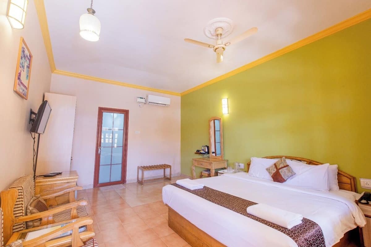Kamar Double Standar, 1 Tempat Tidur King, Bebas Asap Rokok | Minibar, brankas, tirai kedap cahaya, dan Wi-Fi gratis