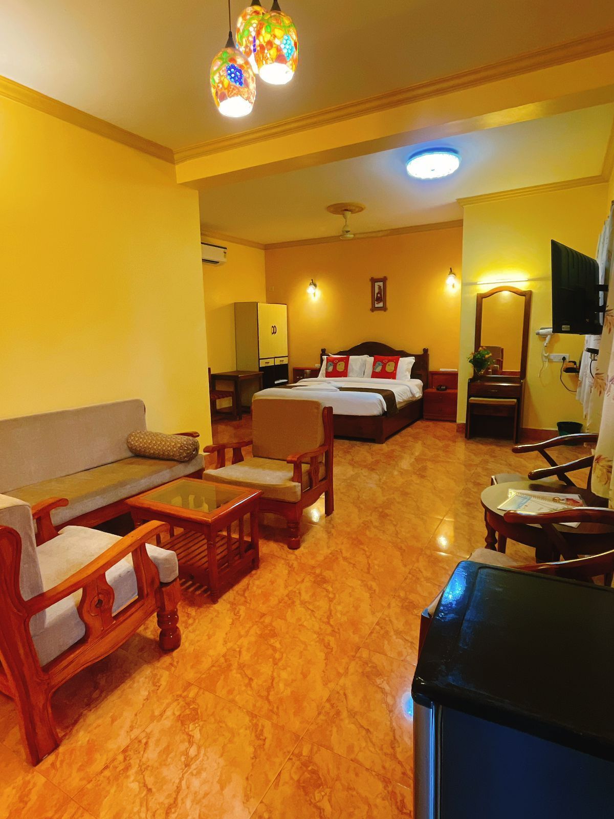 Deluxe Room, 1 King Bed, Non Smoking, Bathtub