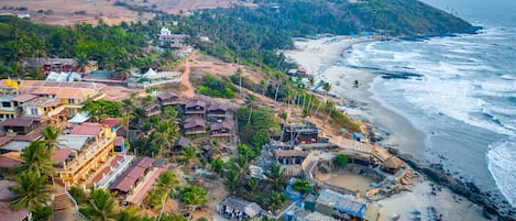 Nhà gỗ Tiêu chuẩn, 1 giường cỡ queen, không hút thuốc, quang cảnh bãi biển | Mặt tiền nơi lưu trú - ban đêm