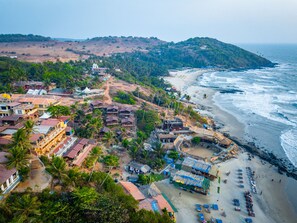 สแตนดาร์ดชาเลท์, เตียงควีนไซส์ 1 เตียง, ปลอดบุหรี่, วิวชายหาด | ด้านหน้าที่พัก - ตอนเย็น/กลางคืน