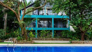 Alberca al aire libre y camastros