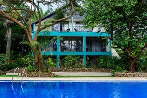 Outdoor pool, sun loungers - Fig Tree Residences (Dar es Salaam)