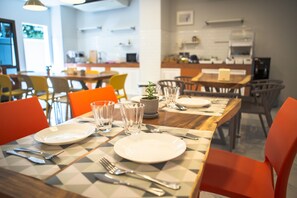 Bữa sáng kiểu Âu hàng ngày với phụ phí nhỏ 