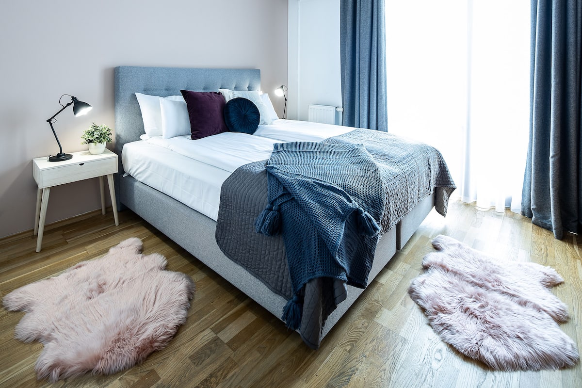 Tabla de planchar con plancha, wifi gratis, ropa de cama