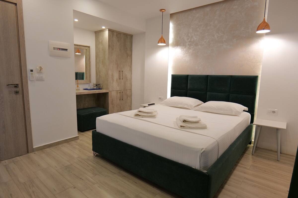 Chambre Double, balcon | Fer et planche à repasser, Wi-Fi gratuit, draps fournis