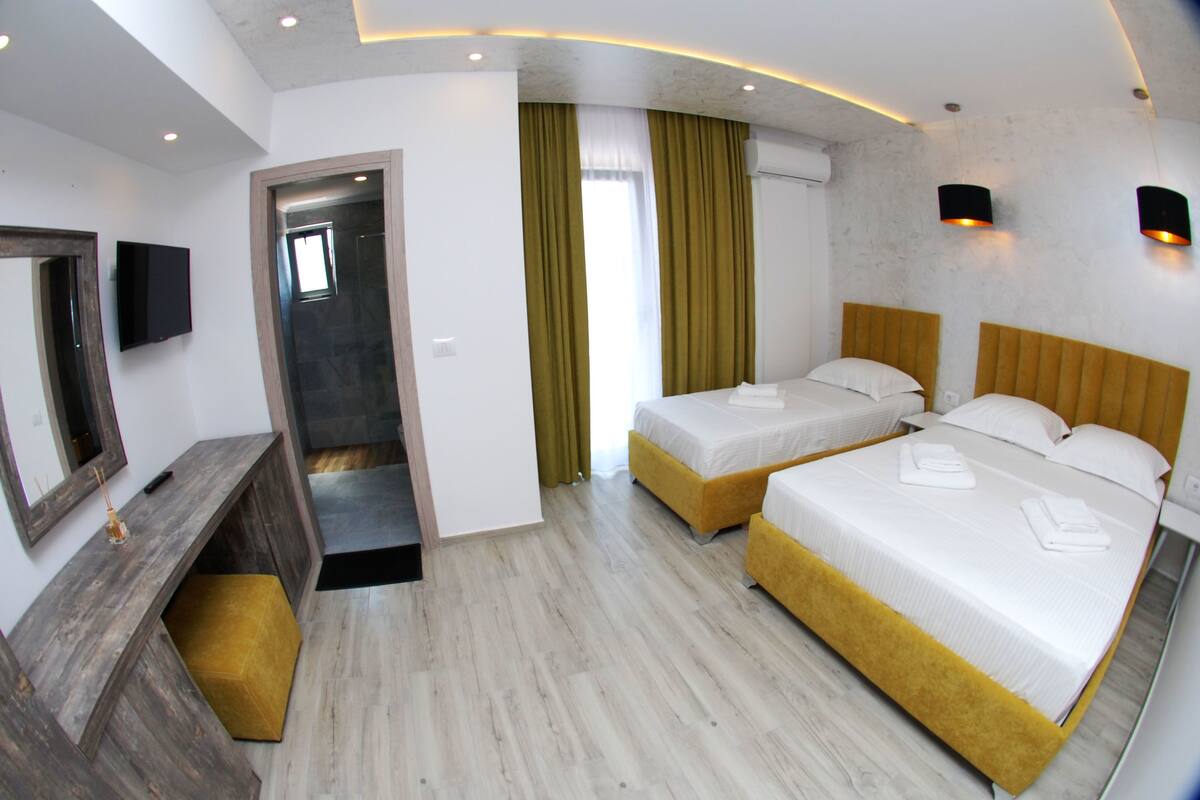 Chambre Triple, balcon | Fer et planche à repasser, Wi-Fi gratuit, draps fournis