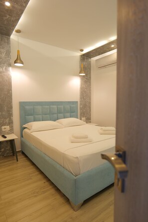 Doppelzimmer, Balkon | Bügeleisen/Bügelbrett, kostenloses WLAN, Bettwäsche