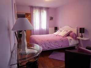 Double Room (Violine) | Individually decorated, individually furnished, blackout drapes