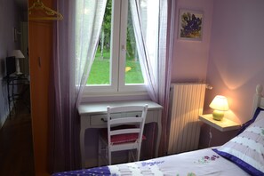 Double Room (Violine) | Individually decorated, individually furnished, blackout drapes