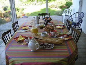 Tägliches inbegriffenes kontinentales Frühstück