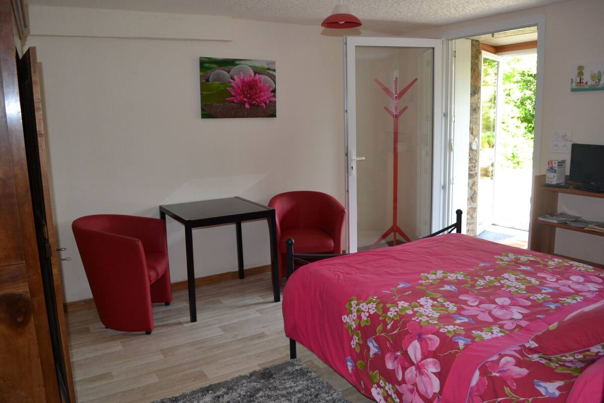 Double Room (Rouge) | Blackout curtains, soundproofing, iron/ironing board (on request)