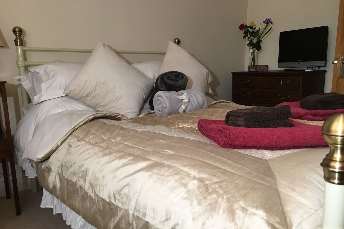 Quarto casal, banheiro privativo (Salmon Room) | 1 quarto