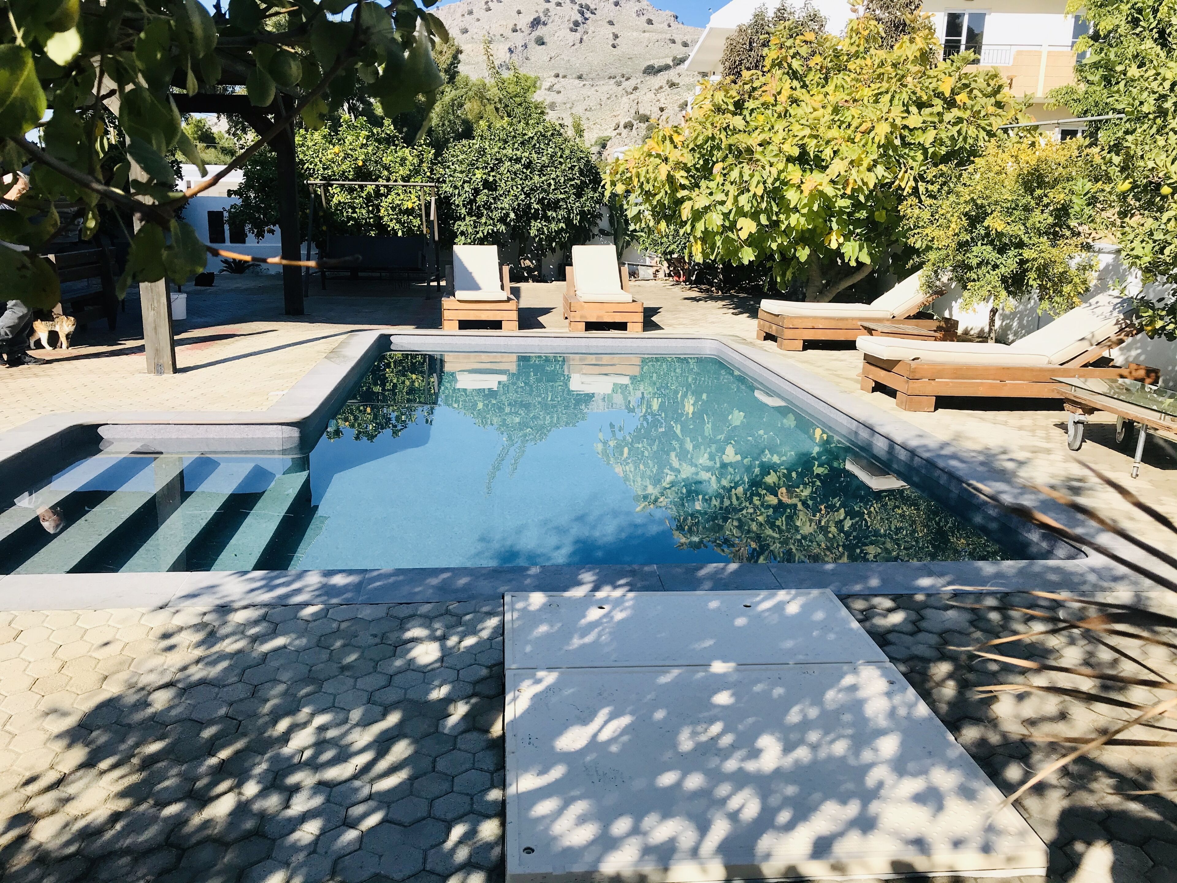 Piscina externa, guarda-sóis, espreguiçadeiras