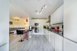 "Topaz" Luxury 5-Bedroom Lodge with Hot Tub | Private kitchen | Fridge, microwave, oven, stovetop